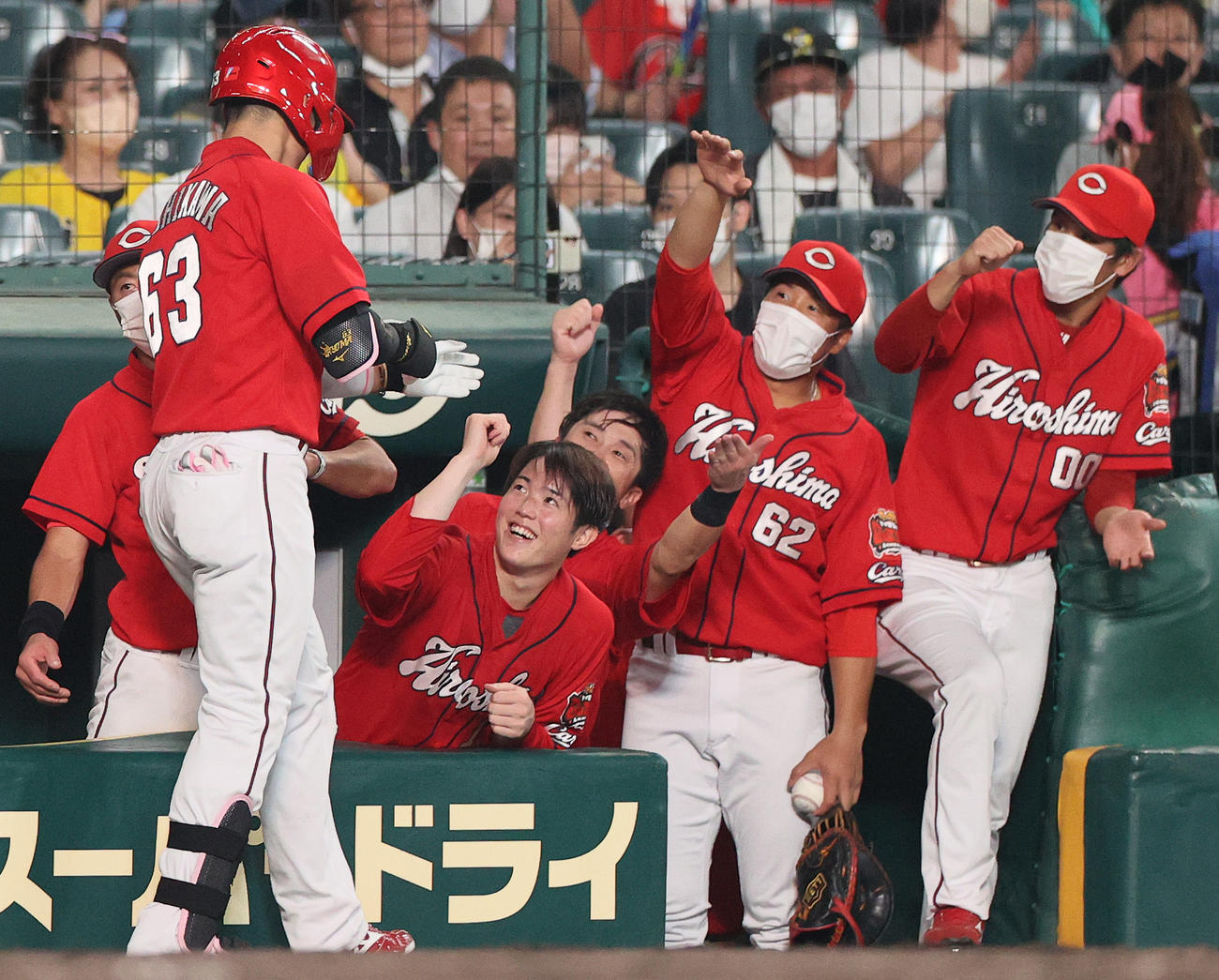 阪神対広島　5回表広島1死、森下（左から3人目）は右越え本塁打を放った西川（手前）を出迎える（撮影・上山淳一）