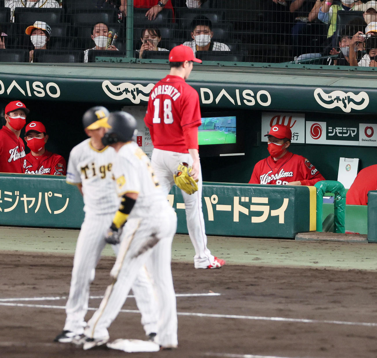 阪神対広島　6回裏阪神1死三塁、森下は打者代打マルテを迎えたところで降板し、ベンチでは佐々岡監督がじっとグラウンドを見つめる（撮影・加藤哉）