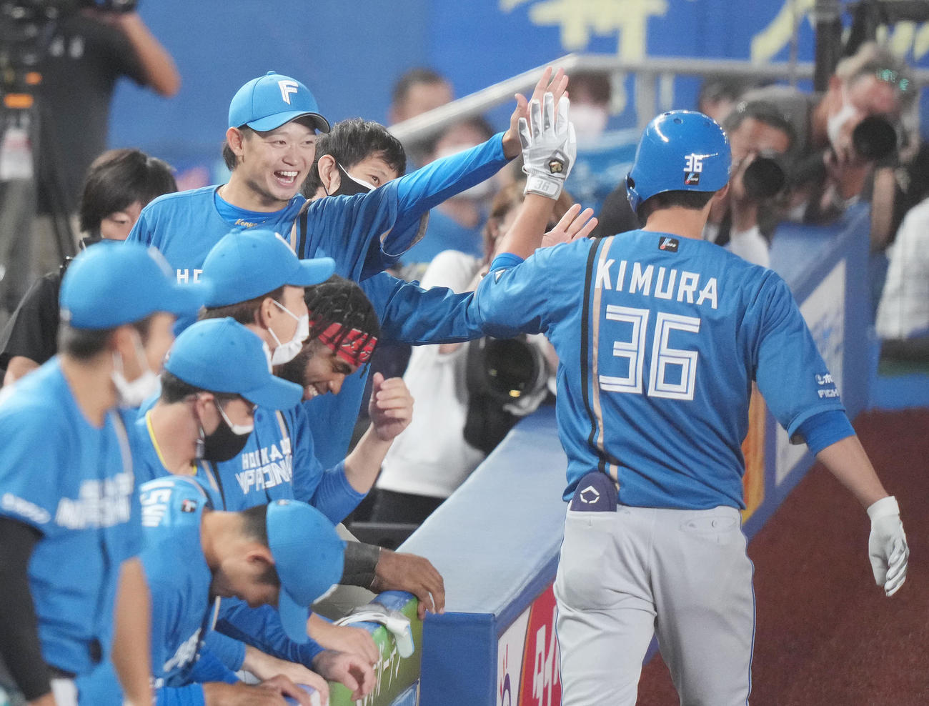 ロッテ対日本ハム　1回表日本ハム無死、先頭打者本塁打を放った木村（右）を笑顔で迎える鈴木（撮影・鈴木みどり）
