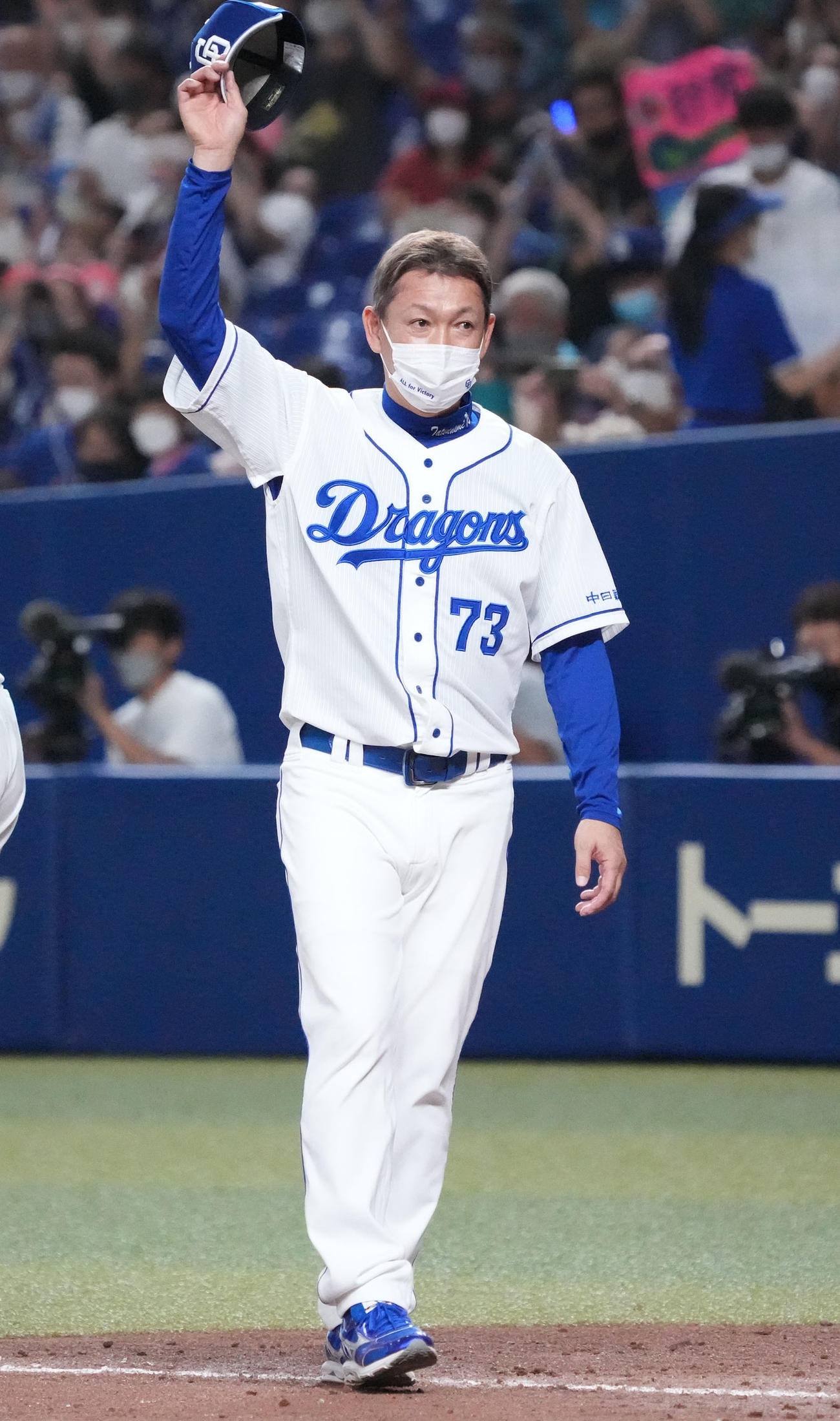 中日対DeNA　勝利し観客に手を振る立浪監督（撮影・森本幸一）