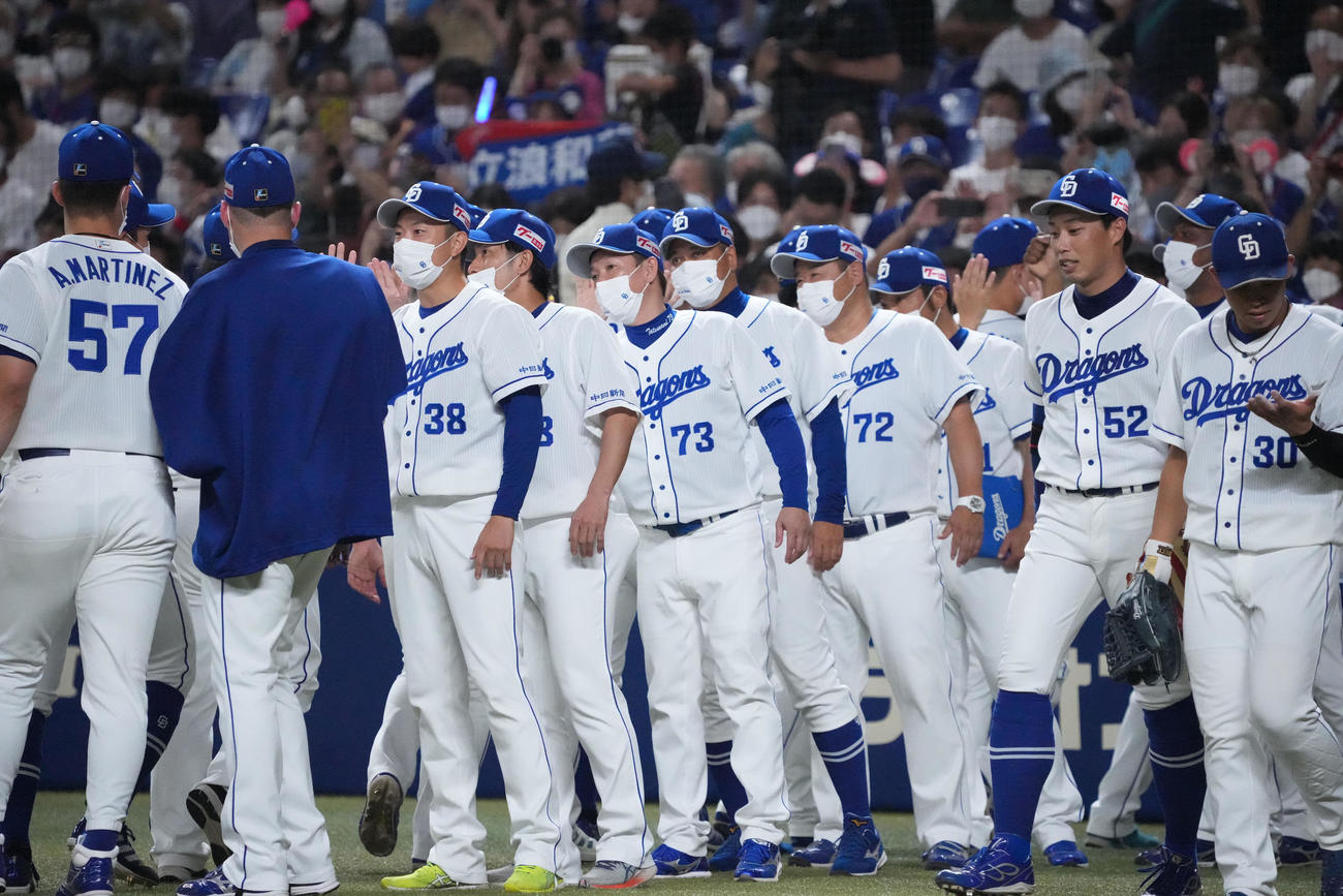 中日対DeNA　試合終了、勝利しナインを出迎える立浪監督（中央）（撮影・森本幸一）