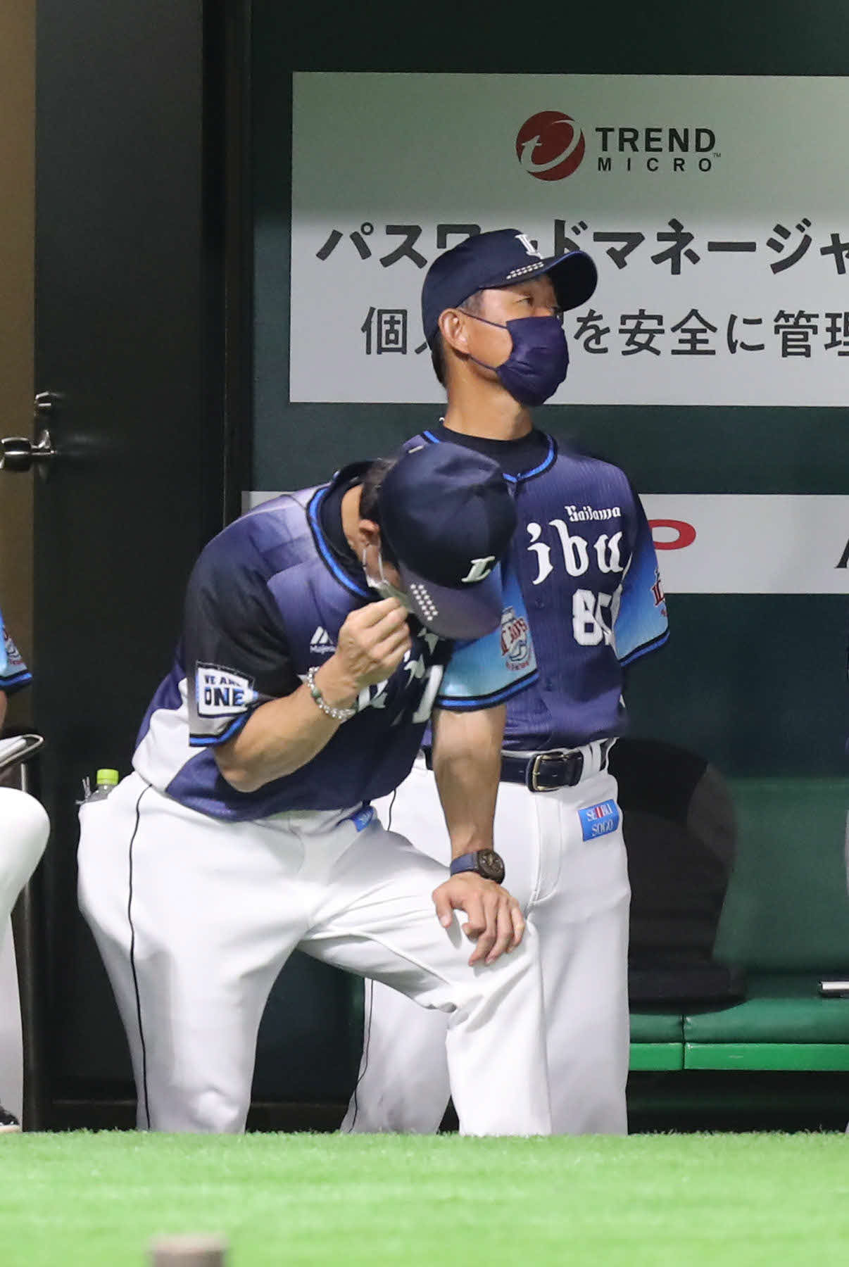 ソフトバンク対西武　9回表西武2死、首をかしげる辻監督（右）（撮影・屋方直哉）