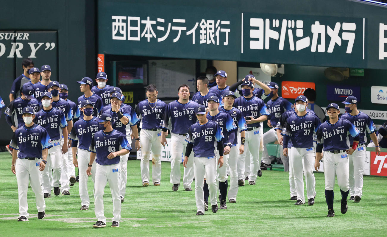 ソフトバンク対西武　今季、福岡ペイペイドームでの最後の公式戦を終えファンにあいさつする西武ナイン（撮影・梅根麻紀）