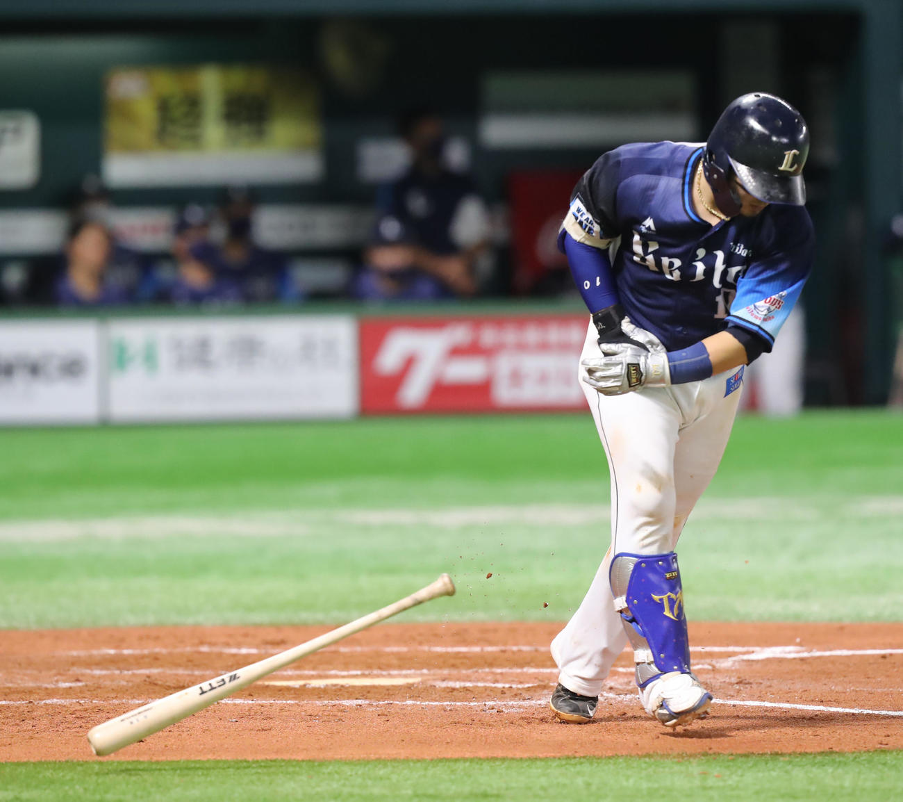 ソフトバンク対西武　7回表西武2死一、二塁、森は遊飛に倒れ、バットをたたきつける（撮影・屋方直哉）