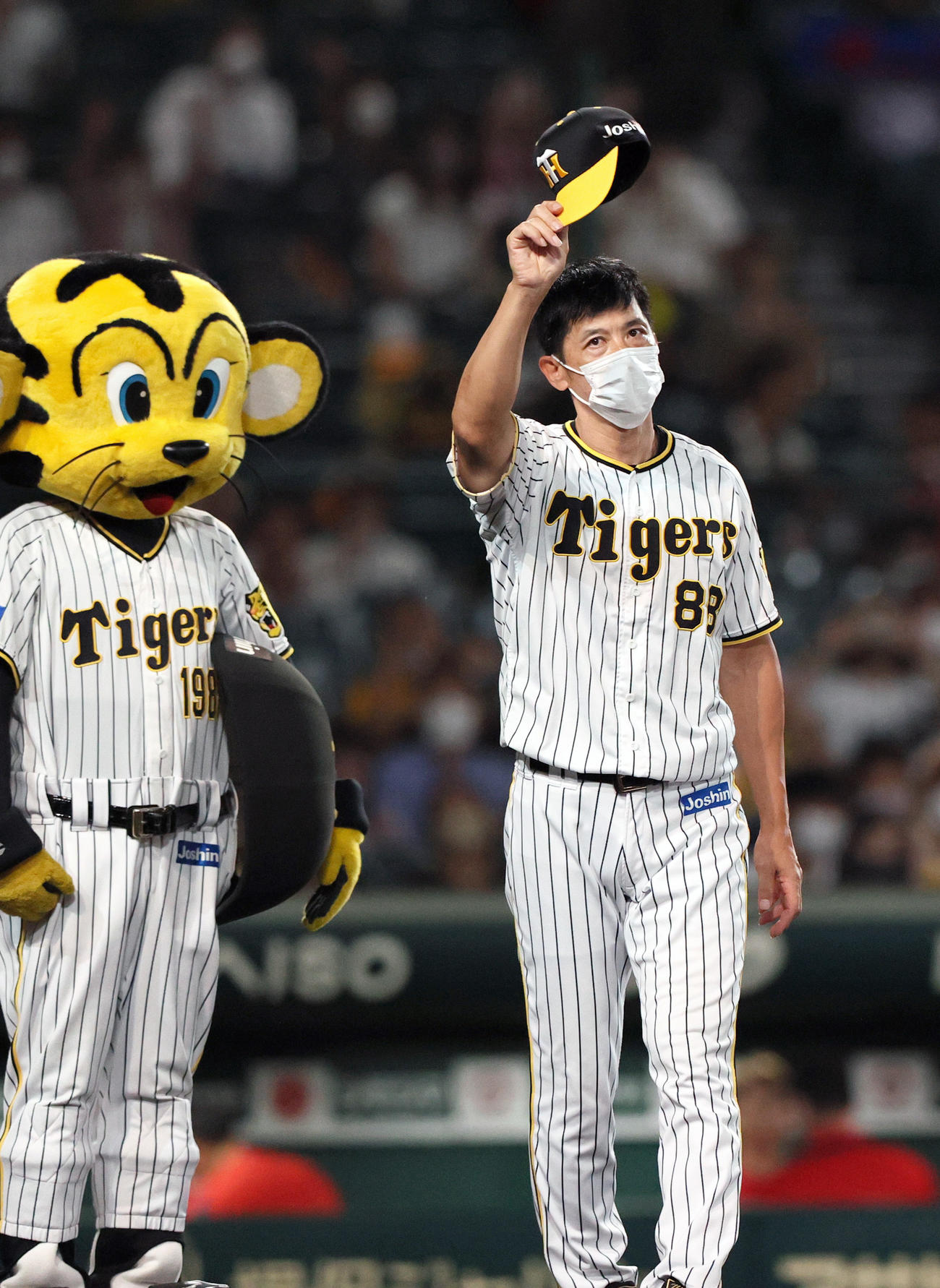 阪神対広島　阪神矢野監督は広島に勝利し、スタンドのファンにあいさつする（撮影・上山淳一）