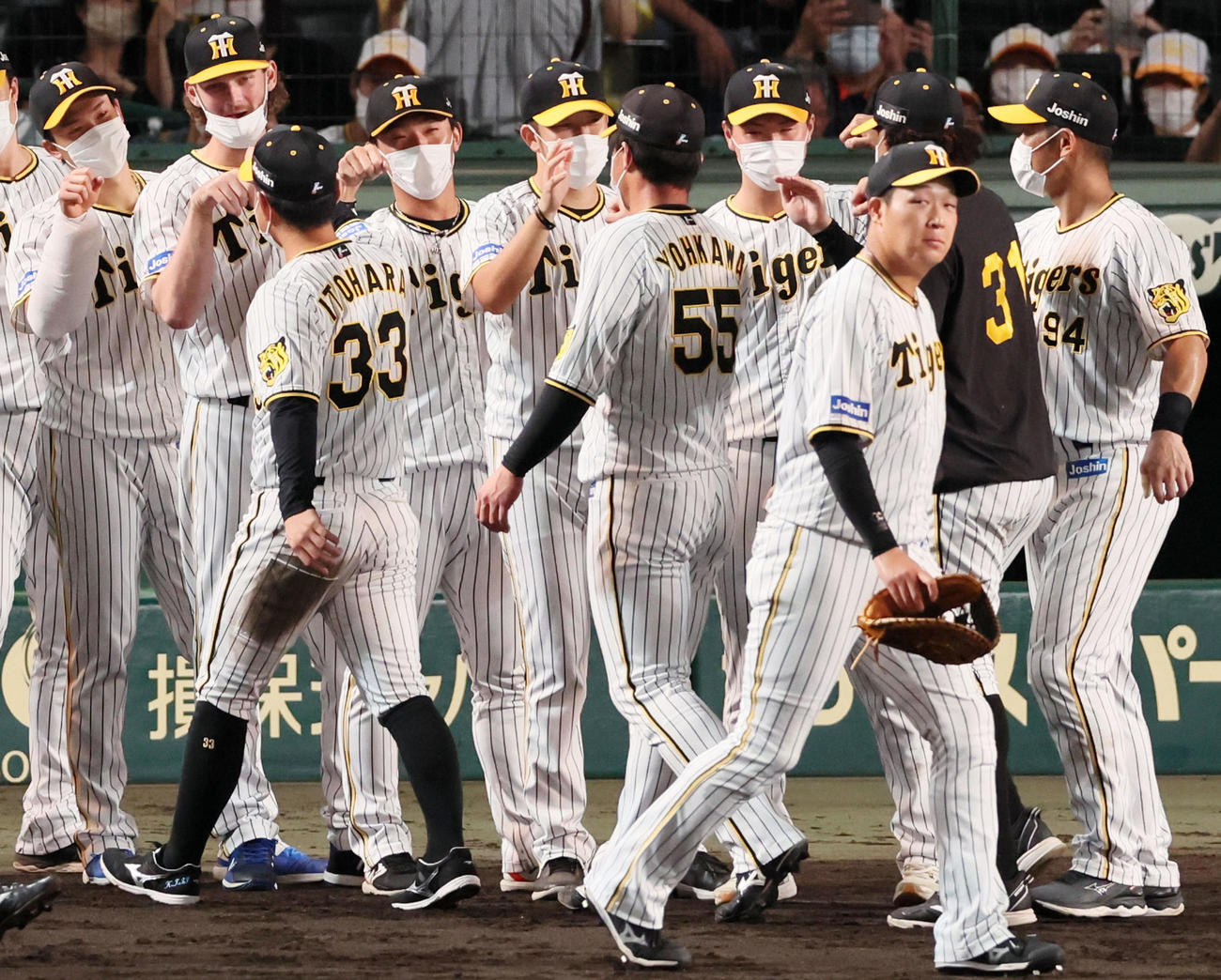 阪神対広島　広島に勝利しナインと迎える（奥左から）湯浅、ケラー、伊藤将、岩貞、浜地ら投手陣たち（撮影・加藤哉）