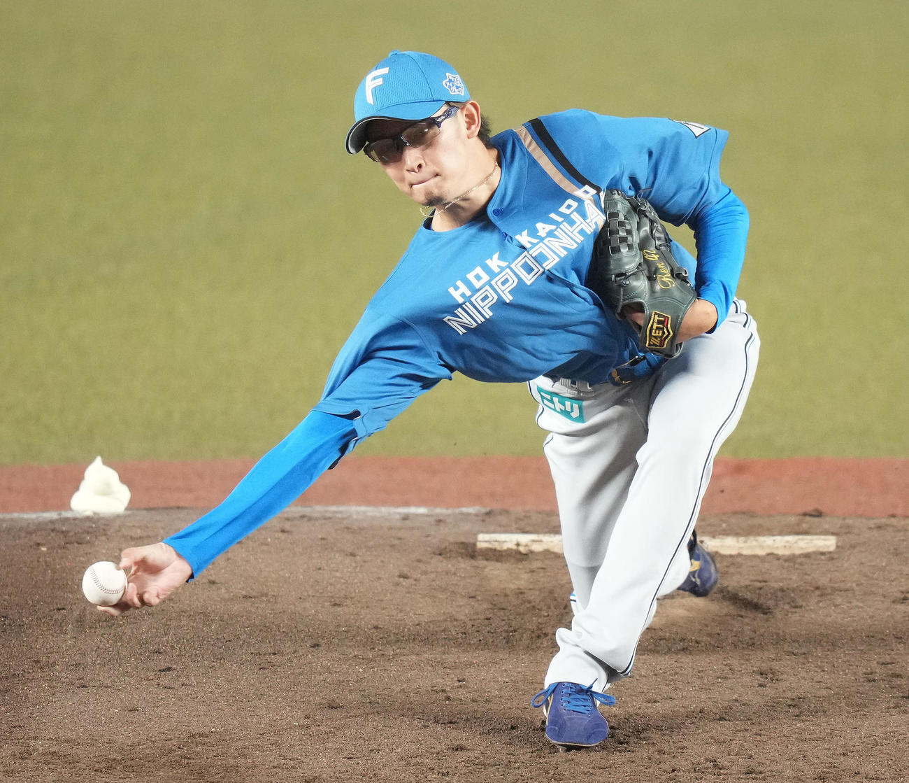 ロッテ対日本ハム　先発し力投する日本ハム鈴木（撮影・鈴木みどり）