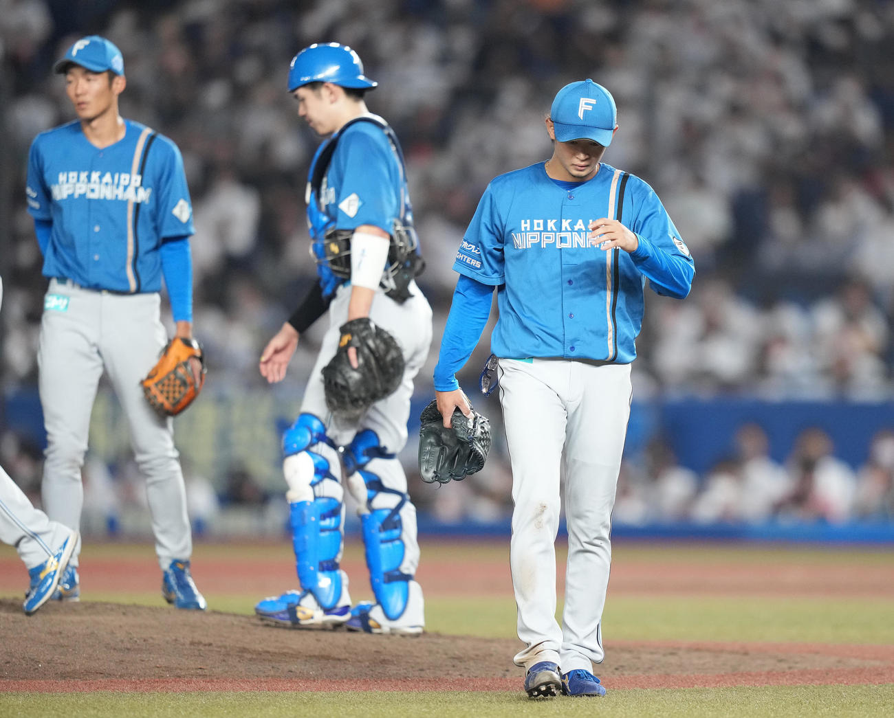 ロッテ対日本ハム　5回裏途中で降板する日本ハム鈴木（右）（撮影・鈴木みどり）