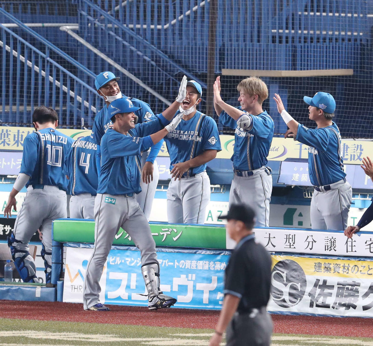 ロッテ対日本ハム　1回表、本塁打を放った木村を出迎えるナイン（撮影・黒川智章）