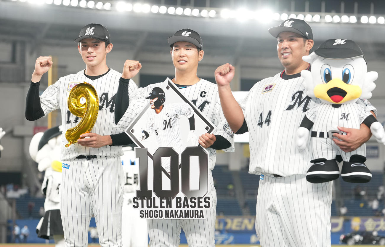 ロッテ対日本ハム　9勝目のロッテ佐々木朗（左）は通算100盗塁を達成した中村奨（中央）、井上と記念撮影（撮影・鈴木みどり）