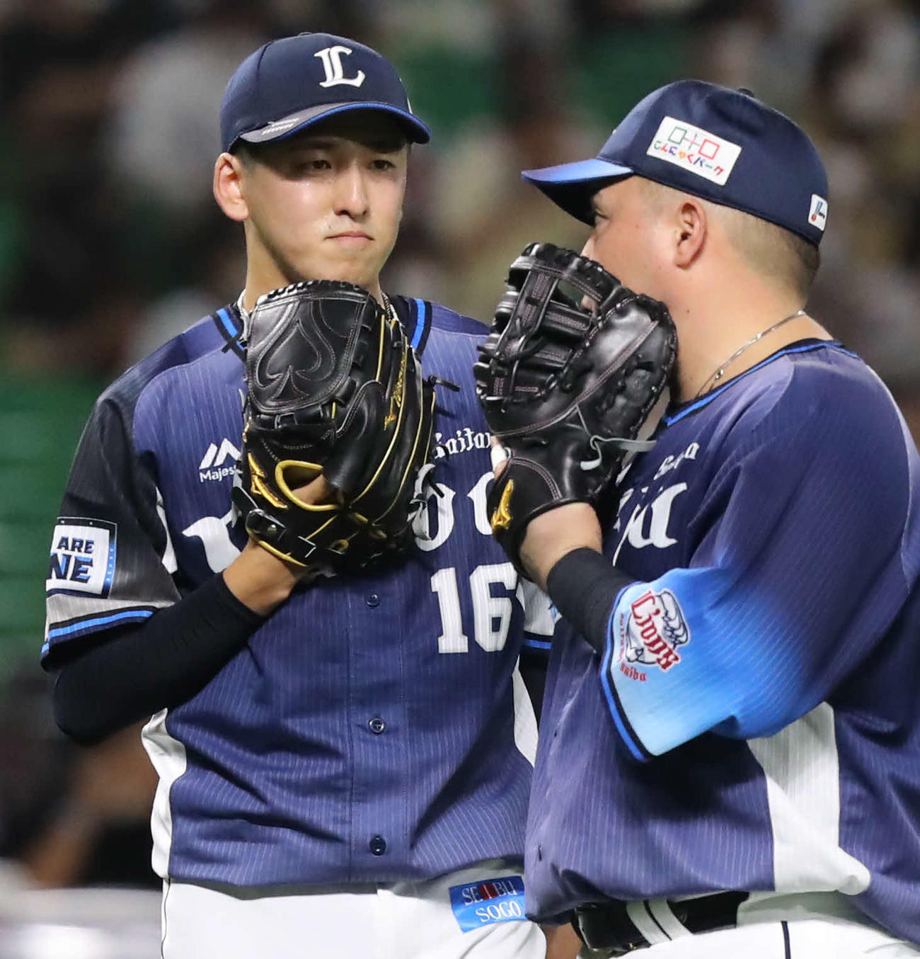 ソフトバンク対西武　1回裏ソフトバンク1死一、三塁、マウンドで話す隅田（左）と山川（撮影・屋方直哉）