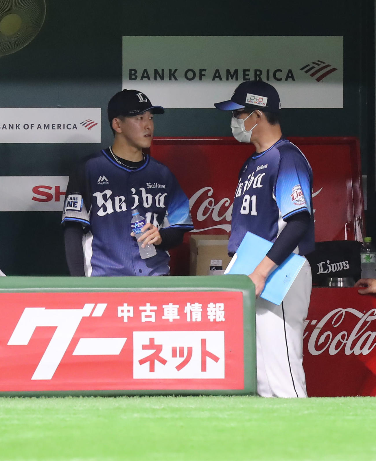 ソフトバンク対西武　1回裏を投げ終え、豊田投手コーチ（右）と話す隅田（撮影・屋方直哉）