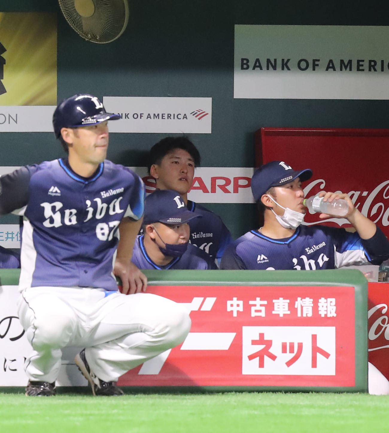 ソフトバンク対西武　ベンチでぼうぜんとする隅田（中央後方）（撮影・屋方直哉）