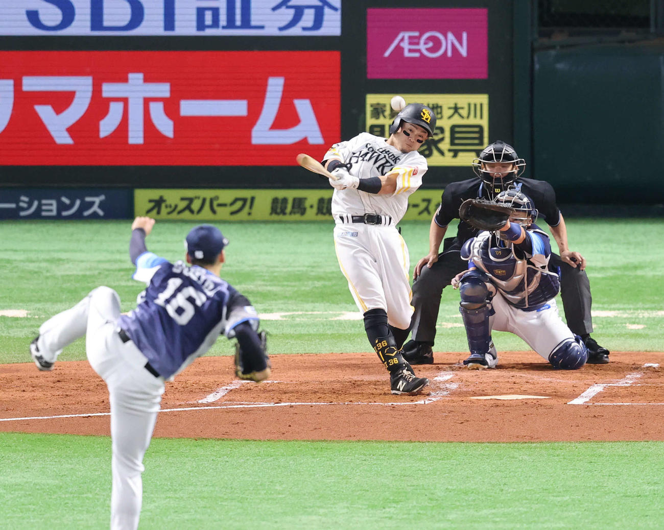 ソフトバンク対西武　1回裏ソフトバンク1死二、三塁、牧原大は適時打となる二内野安打を放つ（撮影・梅根麻紀）
