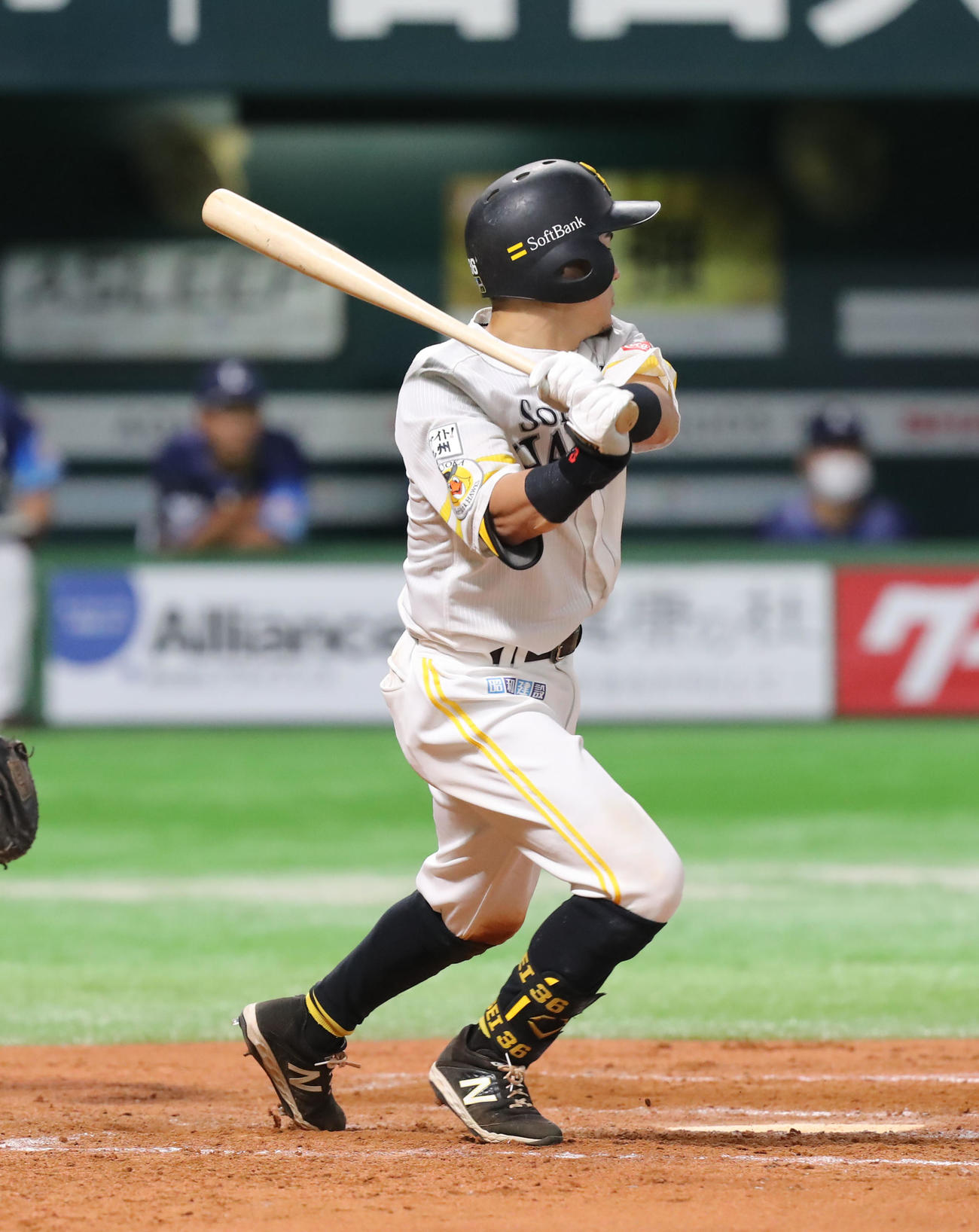 ソフトバンク対西武　8回裏ソフトバンク2死、牧原大は左二塁打を放つ（撮影・屋方直哉）