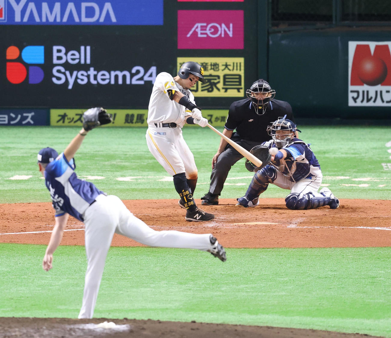 ソフトバンク対西武　9回裏ソフトバンク2死、牧原大成は左越え二塁打を放つ（撮影・梅根麻紀）