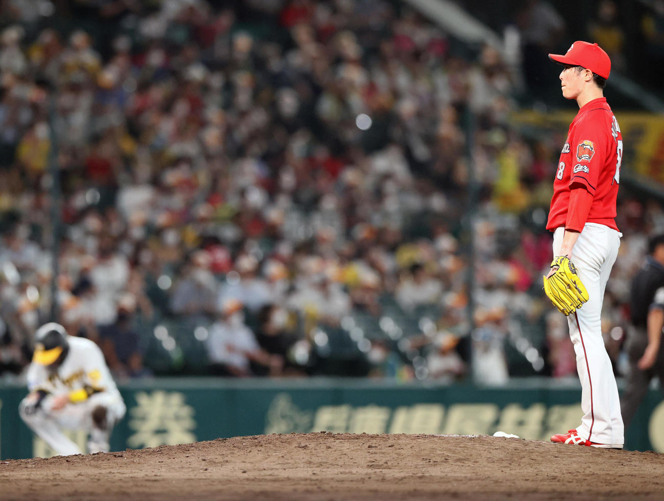 阪神対広島　6回裏阪神1死一、二塁、森下（右）は梅野に右越え2点三塁打を浴びる（撮影・上山淳一）