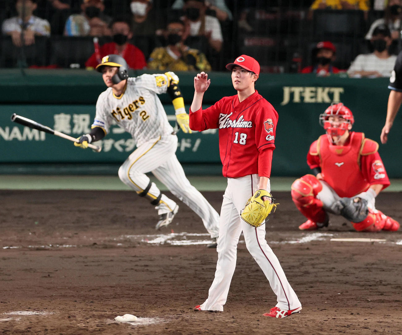 阪神対広島　6回裏阪神1死一、二塁、森下（手前）は梅野に右中間へ2点適時三塁打を浴びる（撮影・加藤哉）