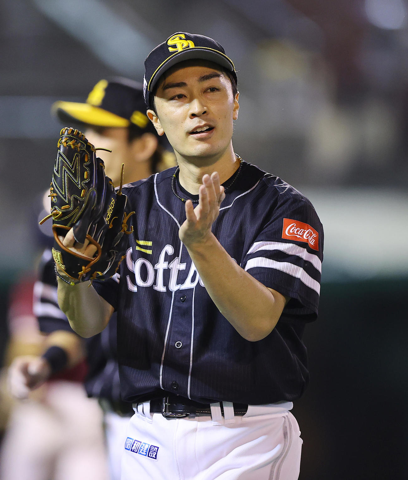 楽天対ソフトバンク　3回裏楽天の攻撃を無失点に抑え笑顔でグラブをたたくソフトバンク先発の和田（撮影・垰建太）