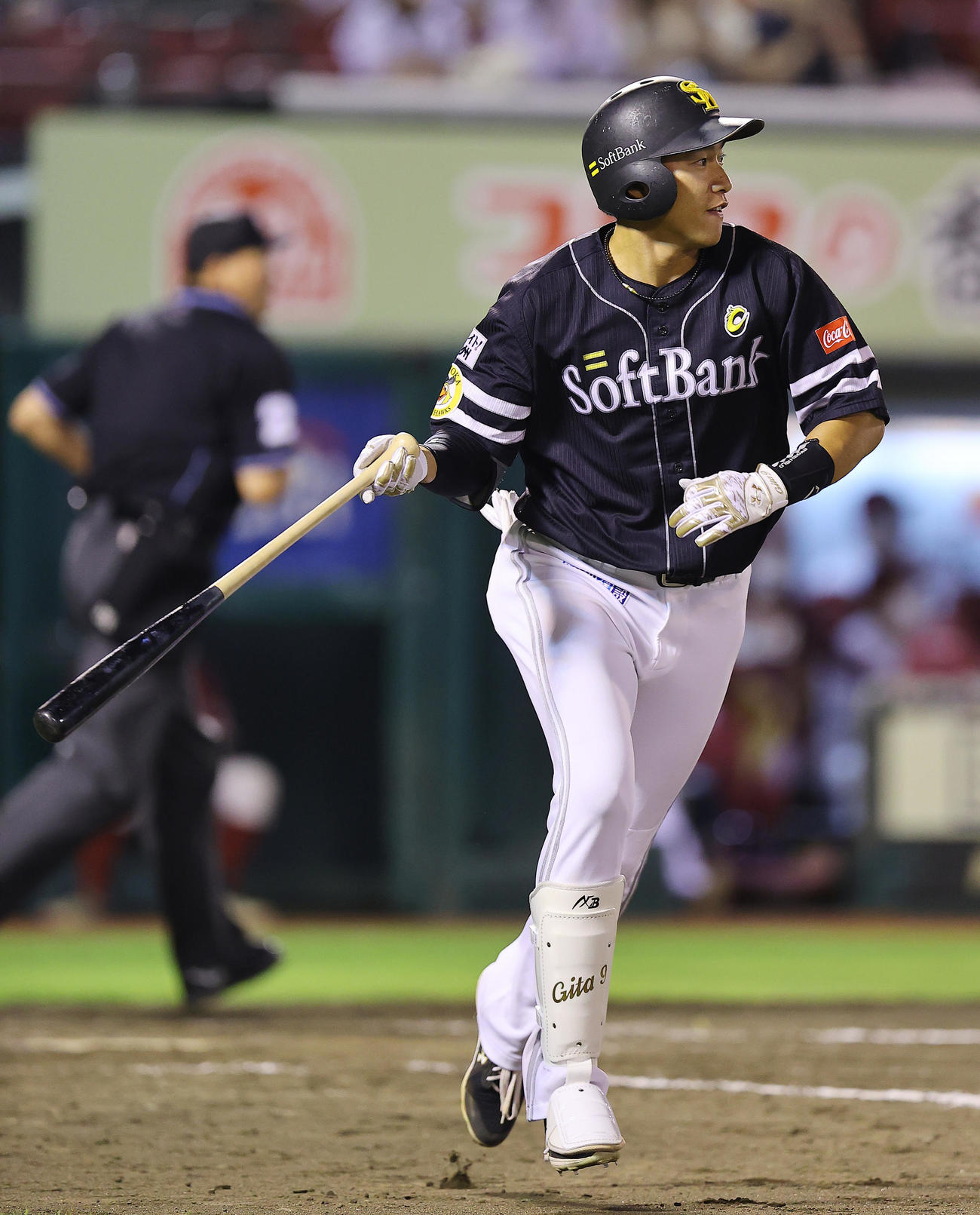楽天対ソフトバンク　5回表ソフトバンク無死一塁、フェンス直撃の二塁打を放つ柳田（撮影・垰建太）