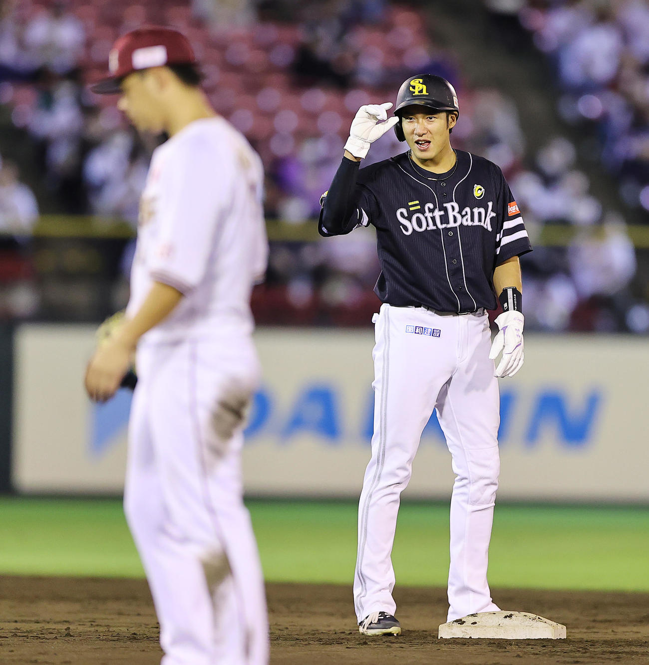 楽天対ソフトバンク　5回表ソフトバンク無死一塁、フェンス直撃の二塁打を放ち塁上で笑顔を見せる柳田（撮影・垰建太）