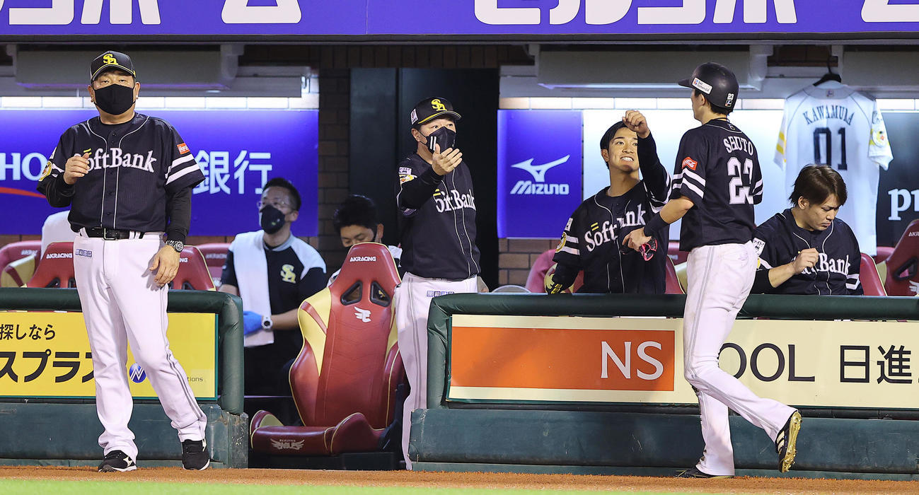 楽天対ソフトバンク　8回表ソフトバンク1死三塁、今宮の適時打で生還した周東（右から2人目）を迎えるナインと藤本監督（左）（撮影・垰建太）