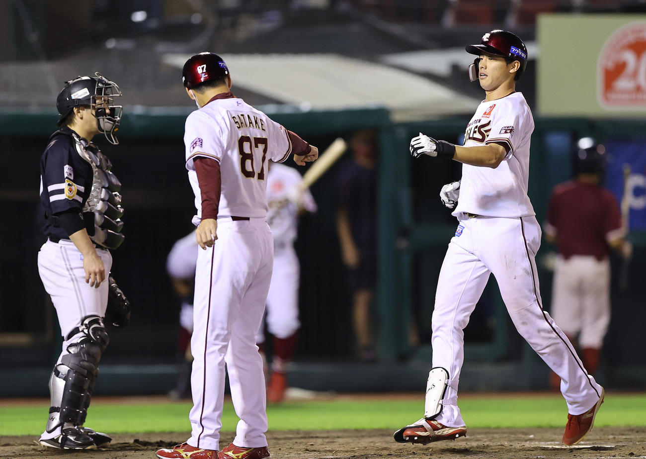 楽天対ソフトバンク　8回裏楽天1死一塁、右越え2点本塁打を放ちタッチを交わす辰己（右）（撮影・垰建太）