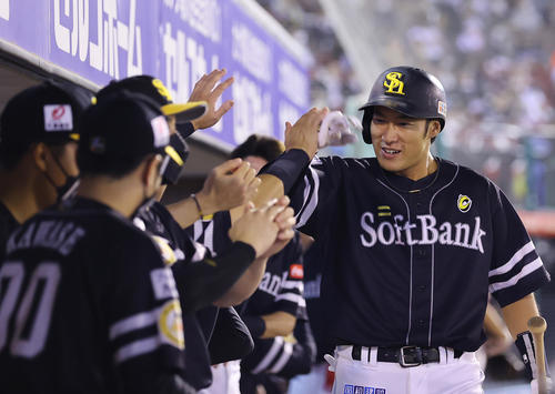 楽天対ソフトバンク 3回表ソフトバンク1死二塁、2点本塁打を放ちナインの出迎えを受ける柳田(撮影・垰建太)