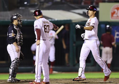 楽天対ソフトバンク 8回裏楽天1死一塁、右越え2点本塁打を放ちタッチを交わす辰己(右)(撮影・垰建太)