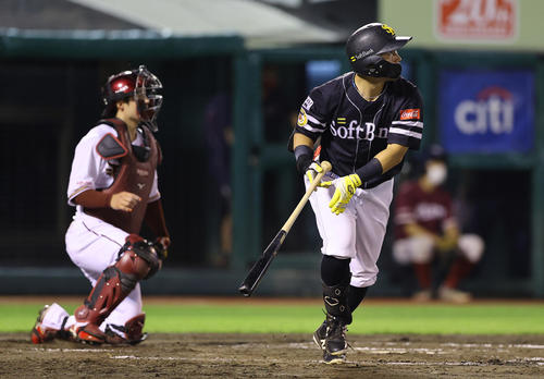 楽天対ソフトバンク 2回表ソフトバンク1死満塁、先制の犠飛を放つ中村晃(撮影・垰建太)