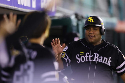 楽天対ソフトバンク 2回表ソフトバンク1死満塁、中村晃の犠飛で先制の生還を果たしナインの出迎えを受けるデスパイネ(右)(撮影・垰建太)