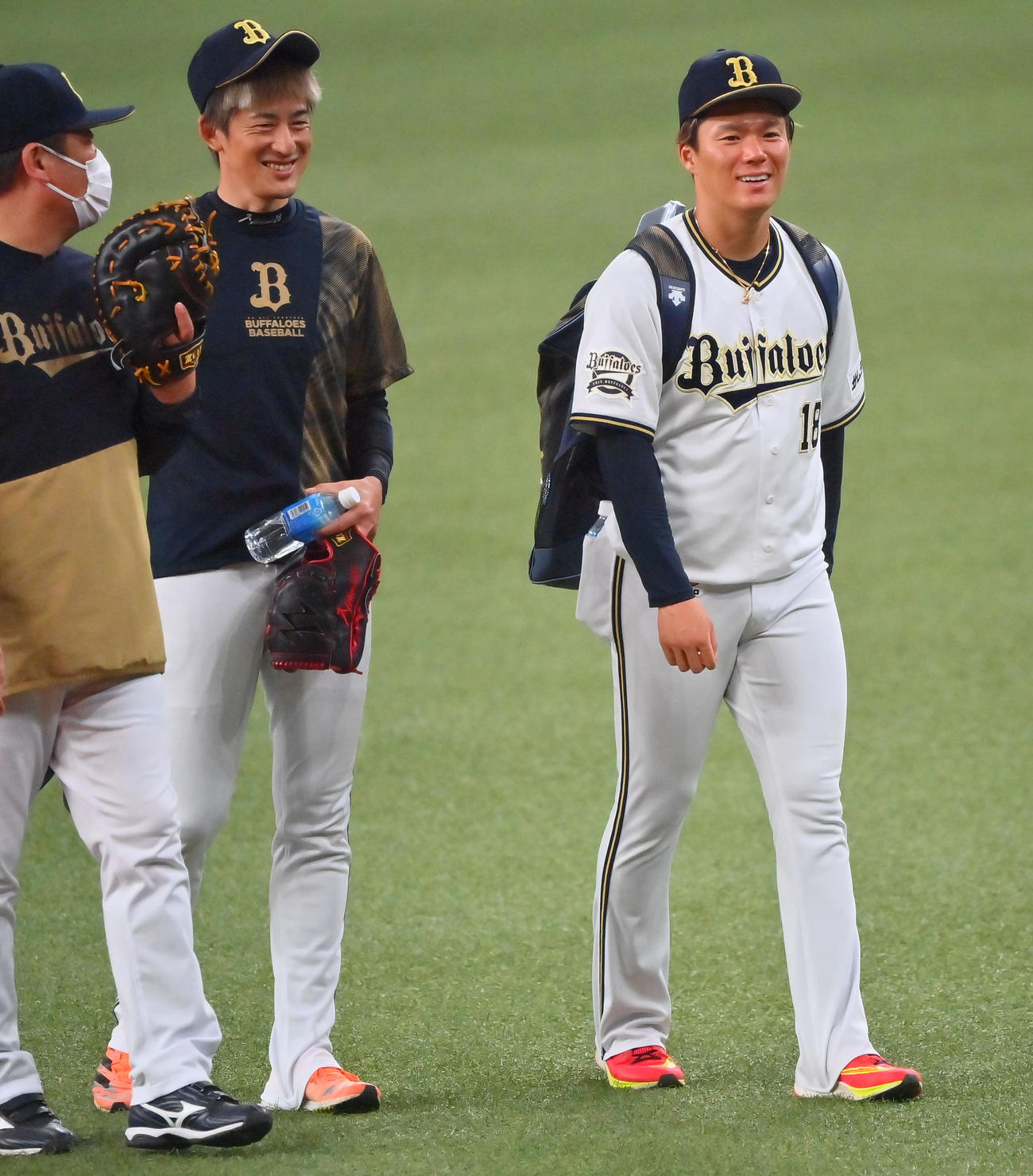 オリックス能見（左）と山本（22年6月撮影）