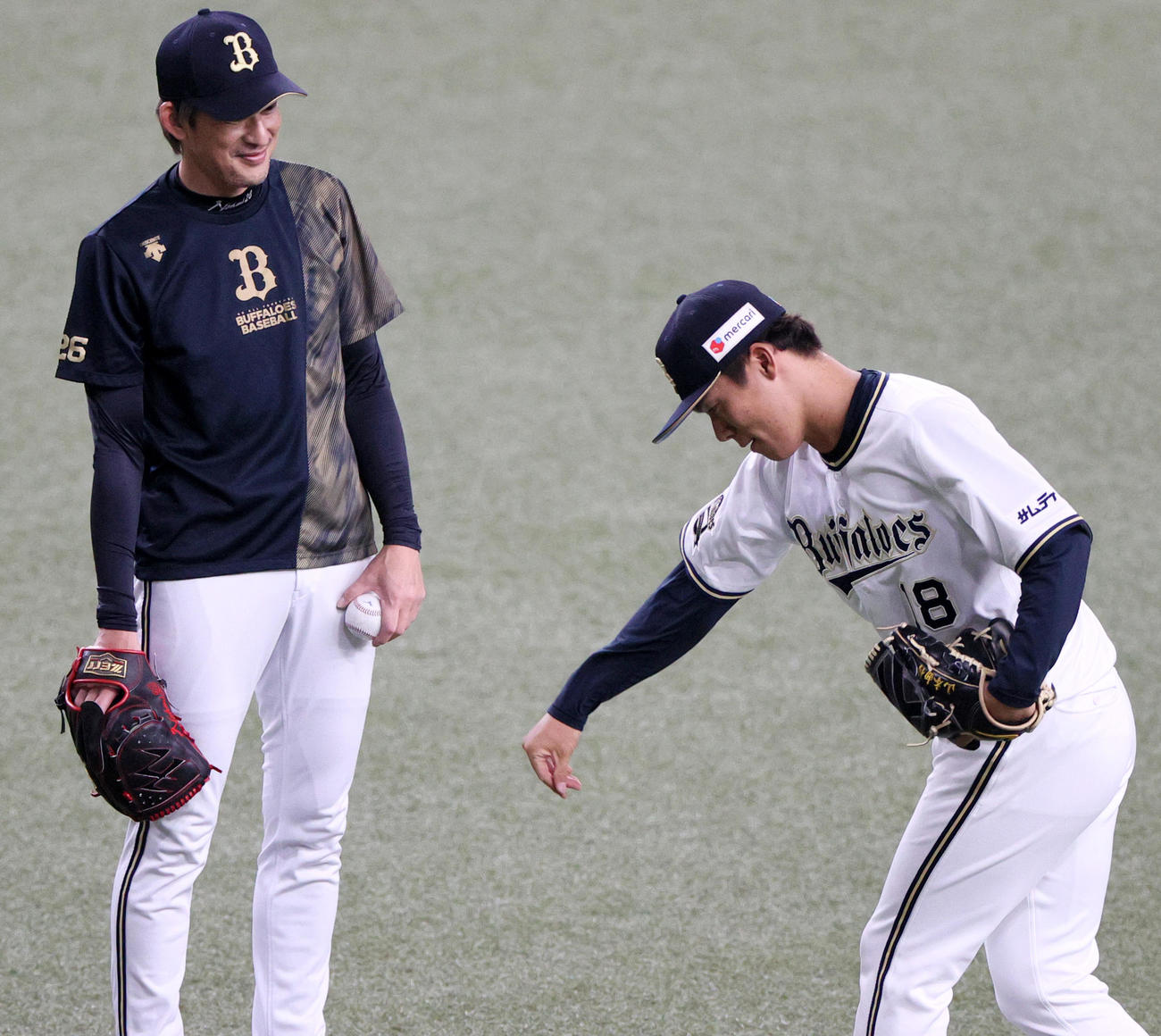 試合前の練習で山本（右）と話すオリックス能見（22年7月撮影）