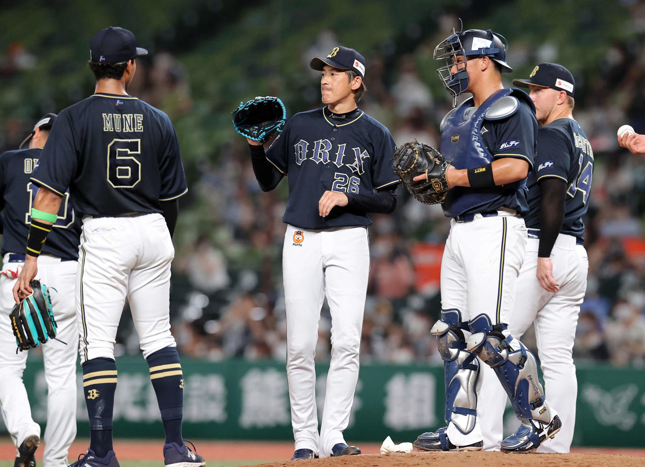22年8月3日、西武対オリックス　7回裏西武2死一、二塁の場面でマウンドに上がる能見（中央）