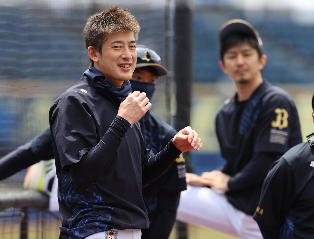21年5月、ロッテ対オリックス　試合前、笑顔を見せるオリックス能見（左）