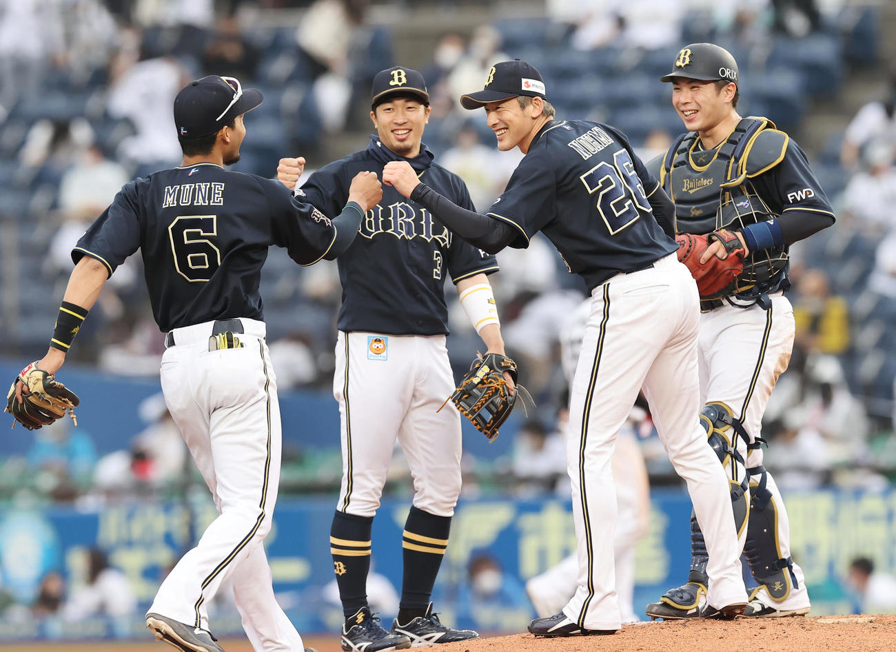 21年5月8日、ロッテ対オリックス　最後を締め勝利し1500奪三振を達成したオリックス能見（中央右）はナインと笑顔で喜び合う