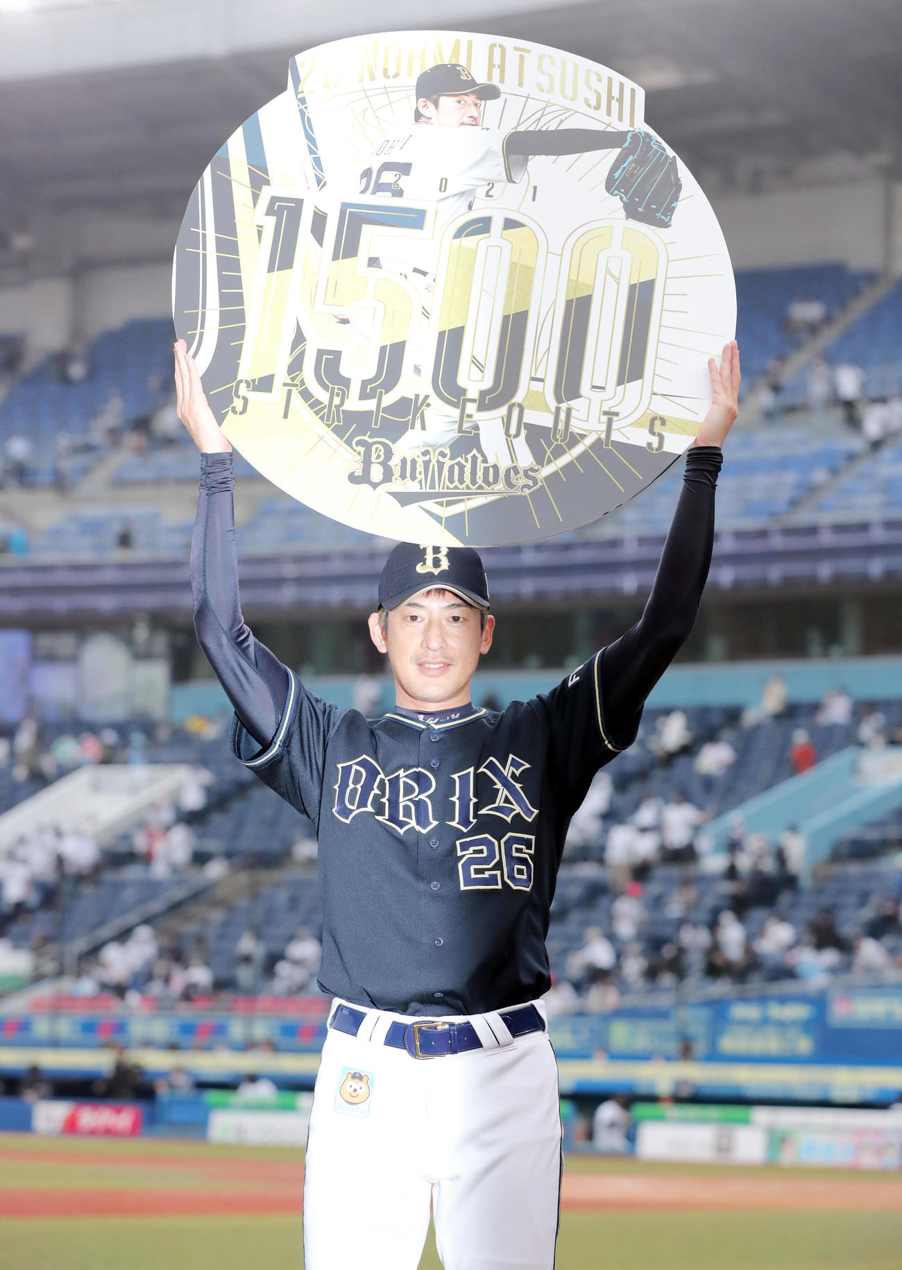 21年5月、ロッテ対オリックス　ロッテに勝利し1500奪三振を達成したオリックス能見は記念ボードを掲げる