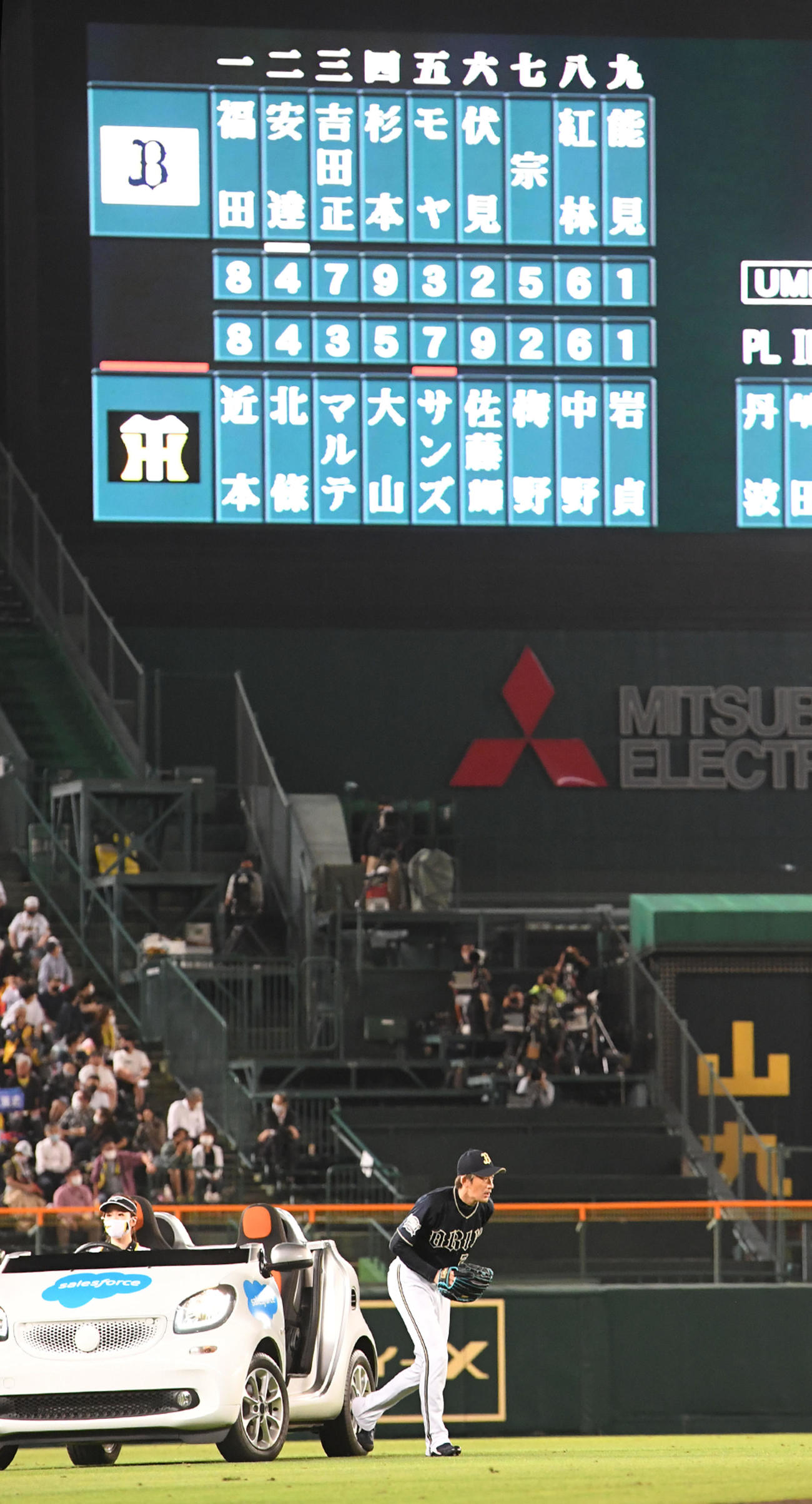 21年6月2日、阪神対オリックス　6回、甲子園球場のマウンドに向かうオリックス能見