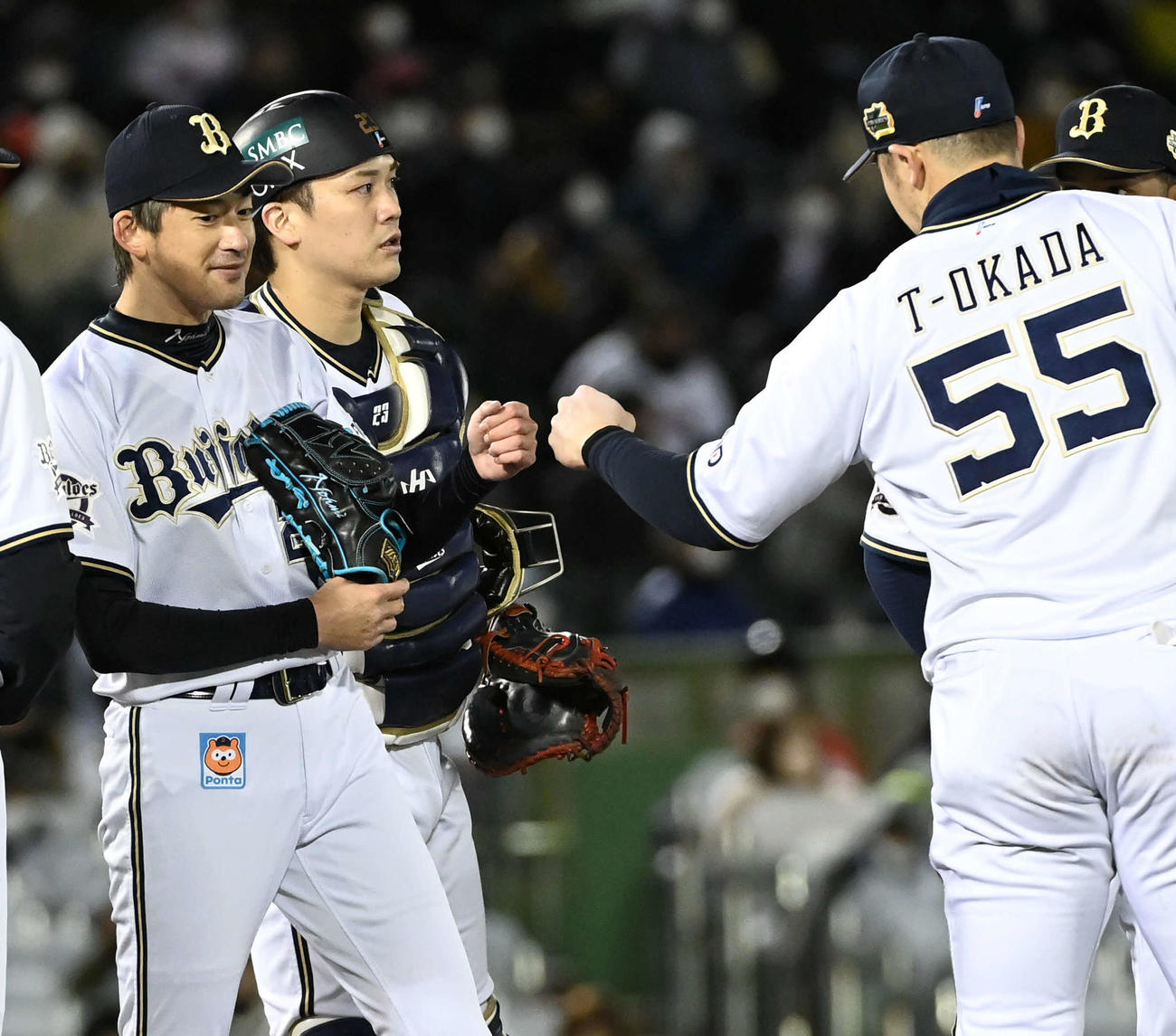 21年11月27日、オリックス対ヤクルト　11回表ヤクルト1死、村上を左飛に打ち取った能見（左）はT－岡田（右）と笑顔でグータッチ