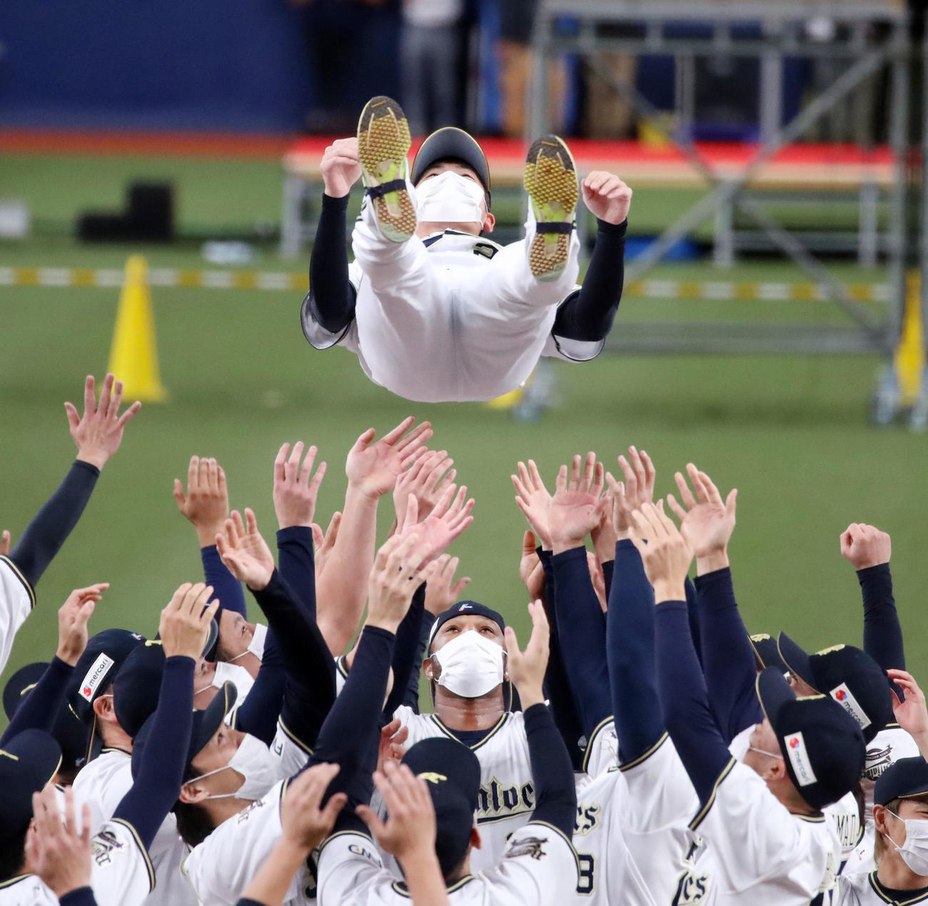 21年10月27日、優勝を決めナインから胴上げされる能見