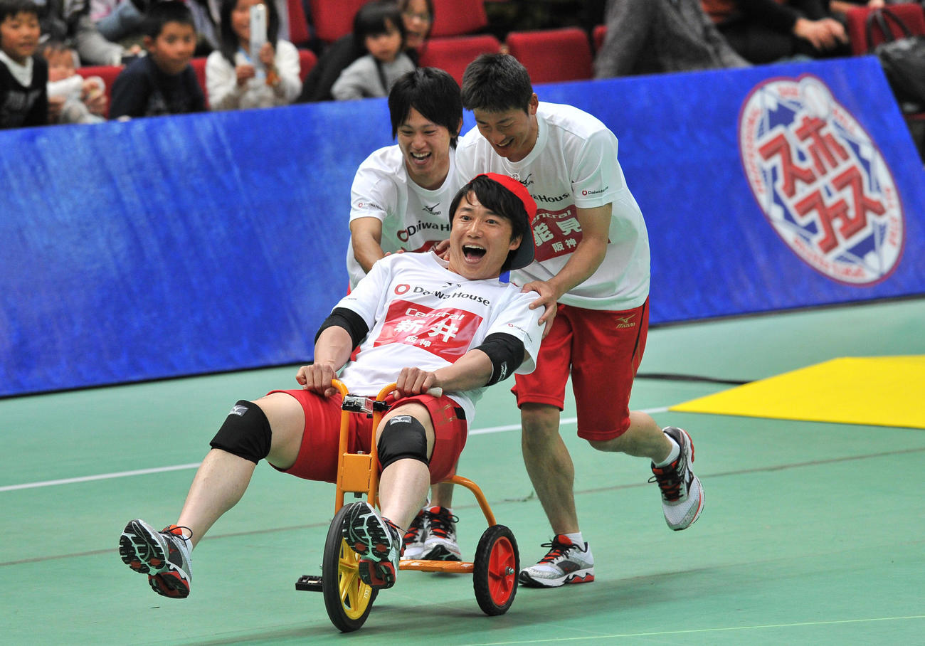 12年12月、スポーツフェスティバル　3輪車に乗った新井良を見かねて後ろから押す上本（左）と能見
