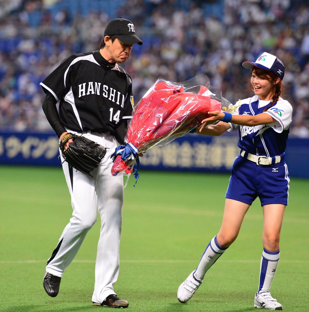 14年9月、中日対阪神　通算1000奪三振を達成し花束を受け取る能見