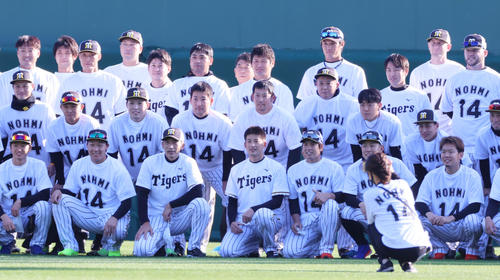 20年11月11日、阪神での最後の試合の前にチームメートと記念撮影を行う能見篤史