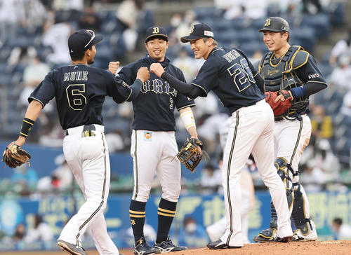 21年5月8日、ロッテ対オリックス　最後を締め勝利し1500奪三振を達成したオリックス能見（中央右）はナインと笑顔で喜び合う