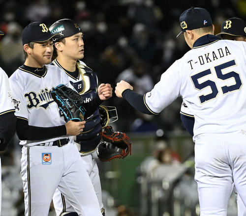21年11月27日、オリックス対ヤクルト　11回表ヤクルト1死、村上を左飛に打ち取った能見（左）はT－岡田（右）と笑顔でグータッチ