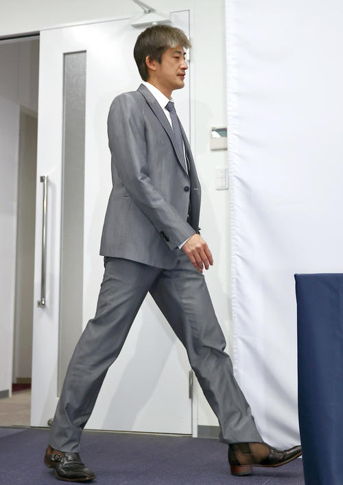 21年12月、契約更改を終えた能見は会見の席に向かう
