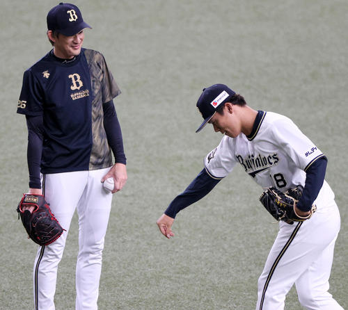 試合前の練習で山本（右）と話すオリックス能見（22年7月撮影）