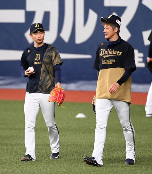 22年3月、試合前に話す山岡（左）と能見
