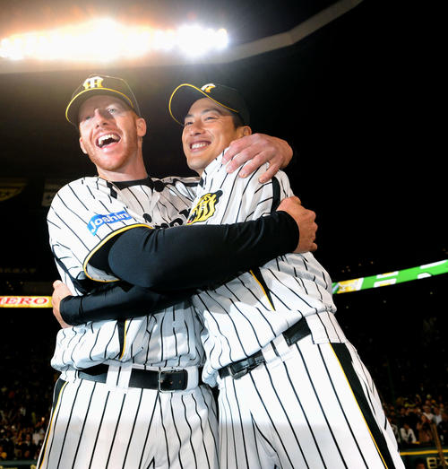 13年4月、巨人戦のお立ち台で「能見さん愛してまーす！」とマートン（左）に抱きしめられる能見