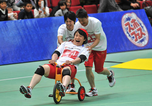 12年12月、スポーツフェスティバル　3輪車に乗った新井良を見かねて後ろから押す上本（左）と能見